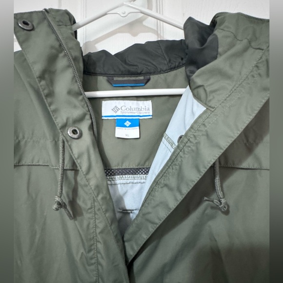 Women’s Columbia Lightweight Jacket With Hood - Picture 3 of 4